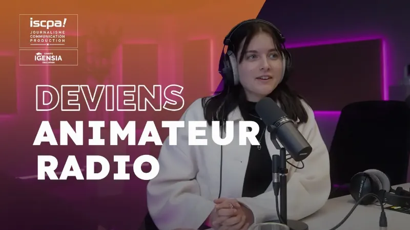 Studio de radio parisien moderne avec un animateur en direct et des équipements audio